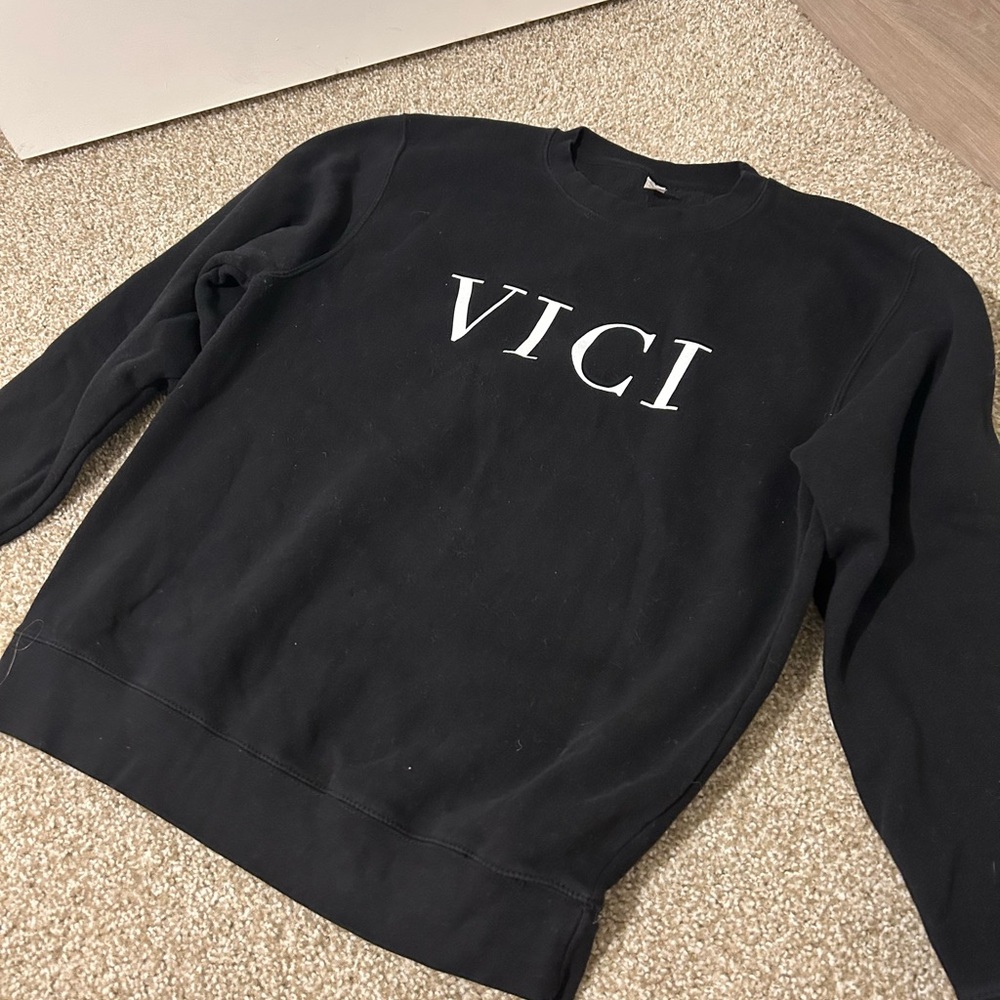 Black VICI logo Crewneck sweatshirt.